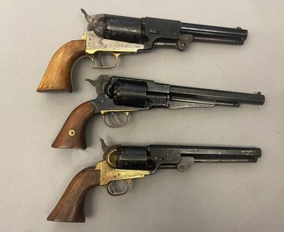 Lot de trois revolvers comprenant : 
- grosse...