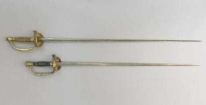Lot de deux épées : 
- une épée à clavier...