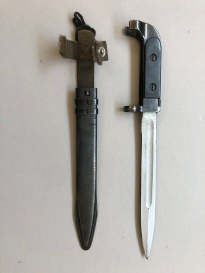Lot de trois baïonnettes diverses dont une...