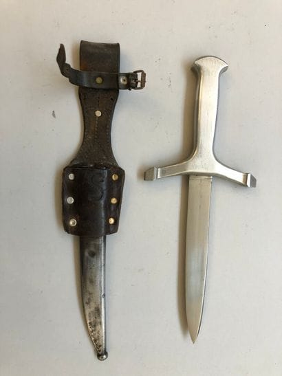Lot de trois baïonnettes diverses : 
- une...