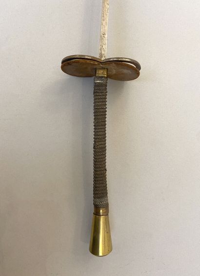 Ensemble d'armes blanches comprenant : 
-...