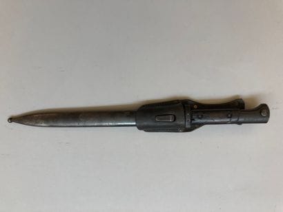 Lot de deux baïonnettes comprenant : 
- une...