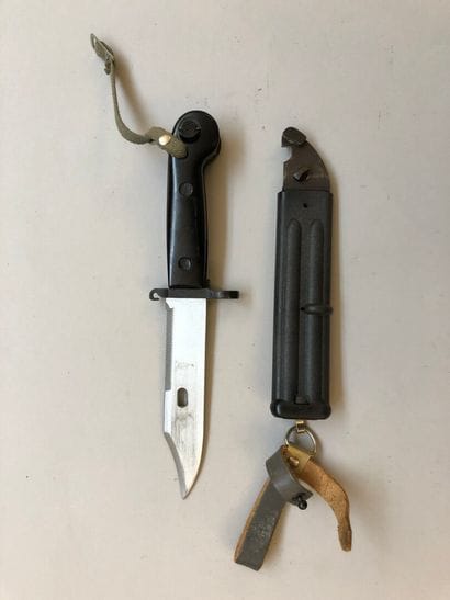 Lot de deux baïonnettes soviétiques dont...