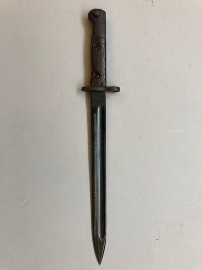 Lot de deux baïonnettes comprenant : 
- une...