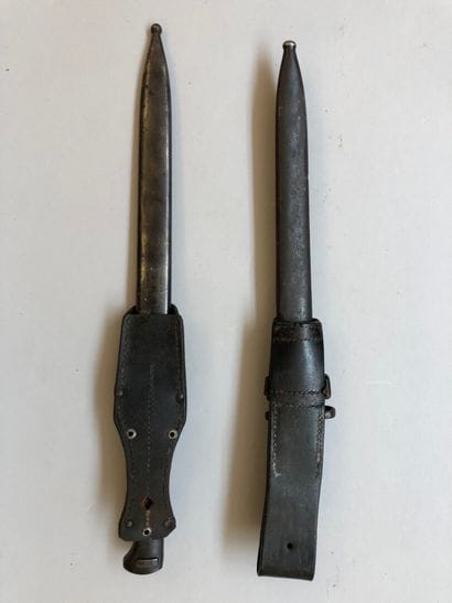 Lot de deux baïonnettes comprenant : 
- une...
