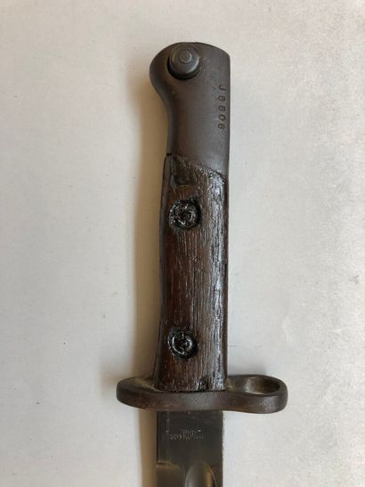 Lot de deux baïonnettes comprenant : 
- une...