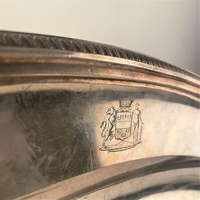 Plat ovale en argent, décor de feuilles d'eau....