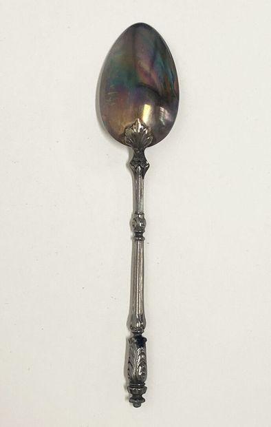 Six cuillères à café en argent.
P: 67 g.