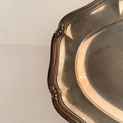 Plat ovale à contours en argent, décor de...