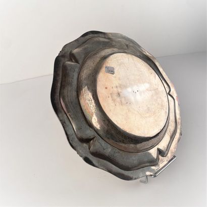 Plat rond en argent, décor à filets et feuillagé;...