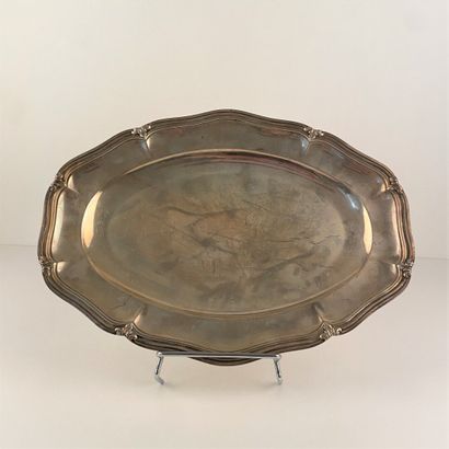 Plat ovale à contours en argent, décor de...