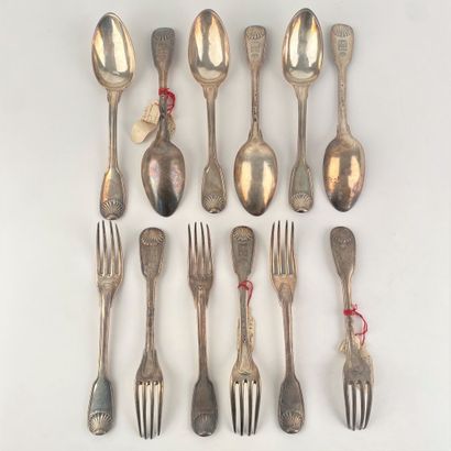 Six couverts en argent, modèle coquille,...