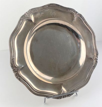 Plat rond en argent, décor à filets et feuillagé;...