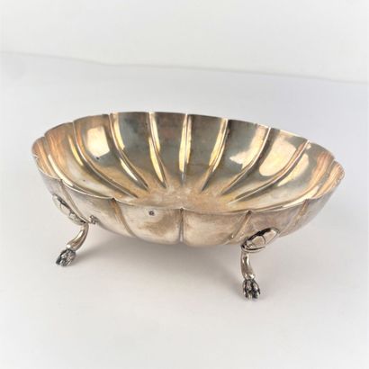 Coupe ovale melonnée reposant sur quatre...