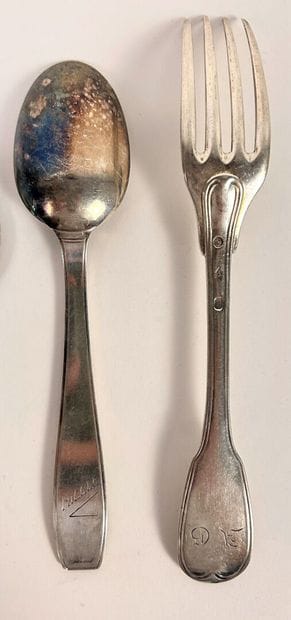 Ensemble de couverts en argent dépareillés...