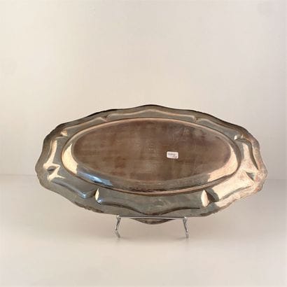 Plat de forme ovale en argent, décor à filets...
