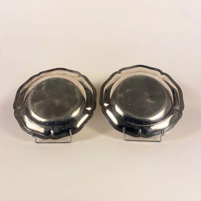 Paire de plats en argent à bords chantournés....