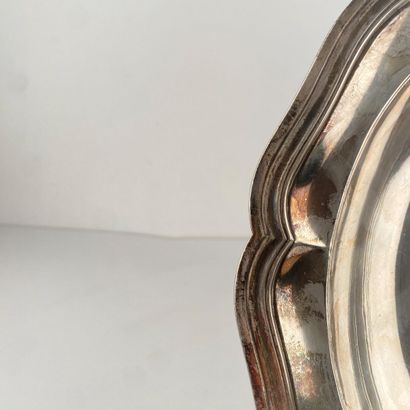 Plat rond creux en argent, décor à filets....