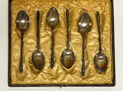Six cuillères à café en argent.
P: 67 g.