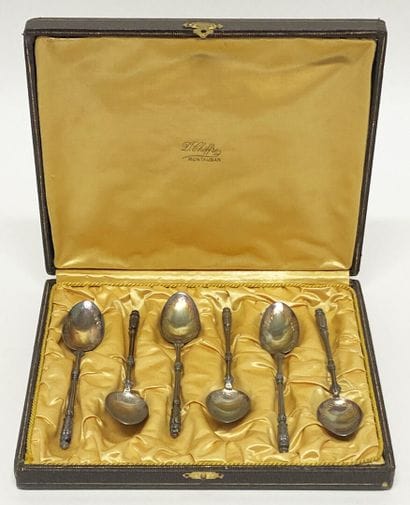 Six cuillères à café en argent.
P: 67 g.