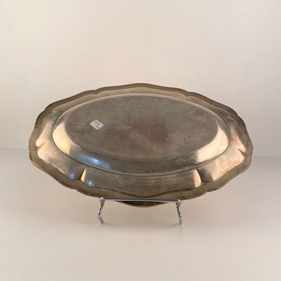 Plat ovale à contours en argent, décor de...