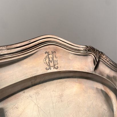 Plat de forme ovale en argent, décor à filets...