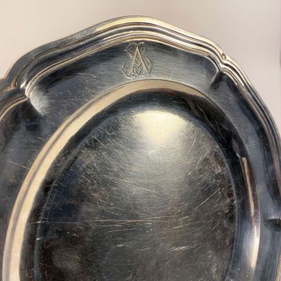 Plat en argent à bords chantournés. Monogrammé
M.O....