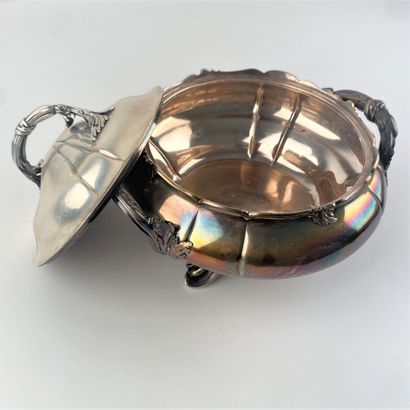 Légumier en argent, décor rocaille.
Couvercle...