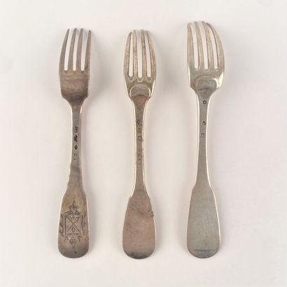 Trois fourchettes en argent modèle uniplat,...