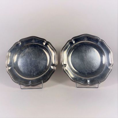 Paire de plats en argent à bords chantournés....