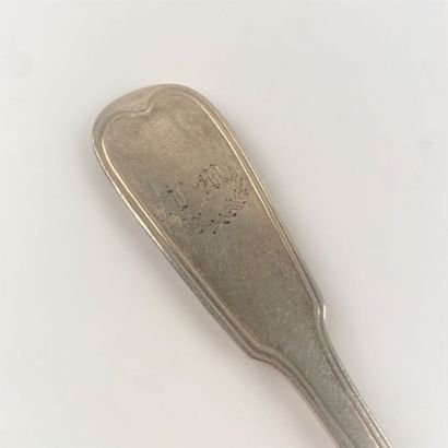 Louche en argent, modèle à filets.
Poinçon...