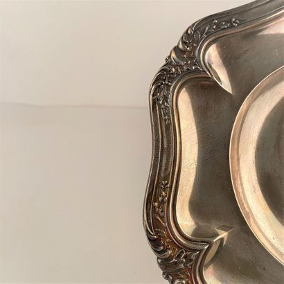 Plat de forme ovale en argent, décor à filets...