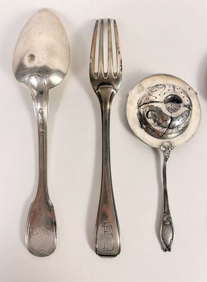 Ensemble de couverts en argent dépareillés...