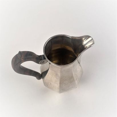 Pot à lait en argent, prise en bois.
Ponçon...