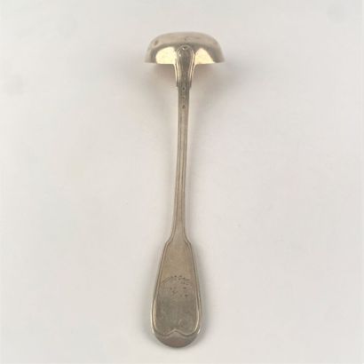 Louche en argent, modèle à filets.
Poinçon...
