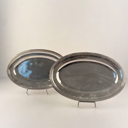 Paire de plats ovales en argent, décor filets.
Poinçon...