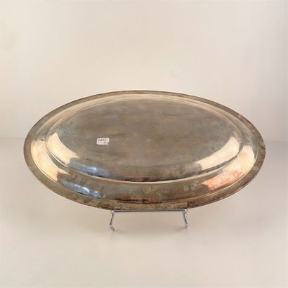 Plats ovale en argent, décor filets.
Poinçon...