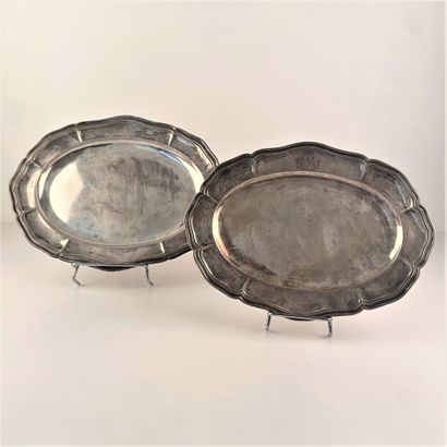Deux plats ovales, chantournés, en argent,...