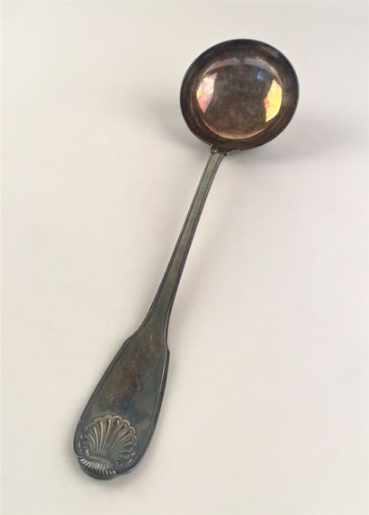 Louche en argent, modèle coquille.
Minerve....