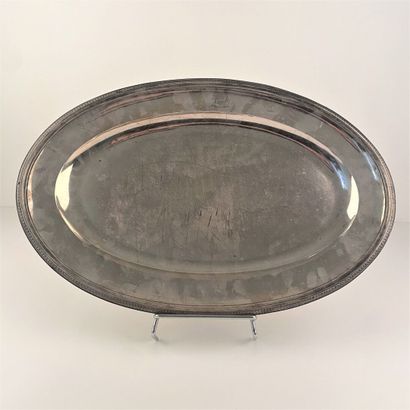 Plat ovale en argent, décor de feuilles d'eau....