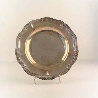 Plat rond en argent, décor à filets et feuillagé;...