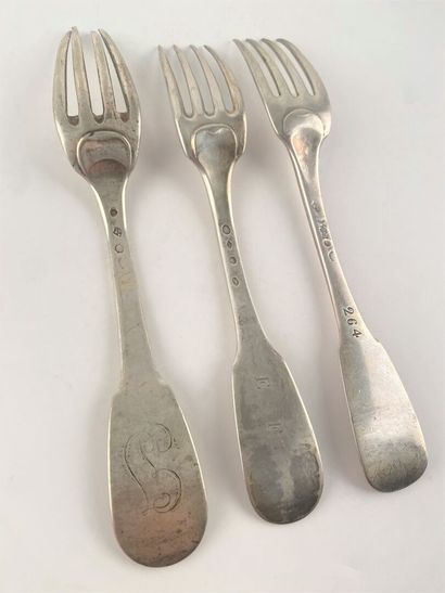Dix fourchettes en argent dépareillées.,...