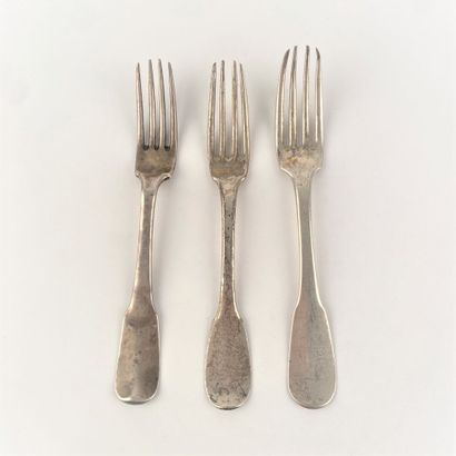 Trois fourchettes en argent modèle uniplat,...