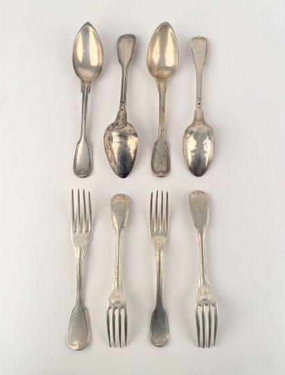 Quatre fourchettes et quatre cuillères dépareillées...