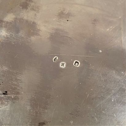 Plat rond en argent, décor à filets et feuillagé;...