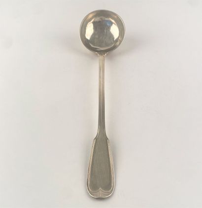 Louche en argent, modèle à filets.
Poinçon...