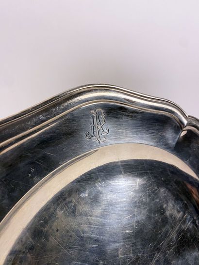 Paire de plats en argent à bords chantournés....