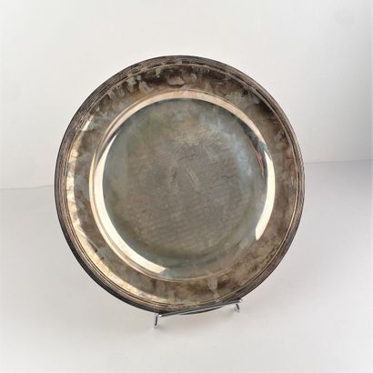 Paire de plats en argent, modèle aux filets.
Paris,...