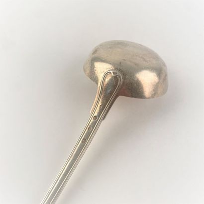 Louche en argent, modèle à filets.
Poinçon...