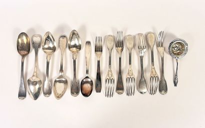 Ensemble de couverts en argent dépareillés...